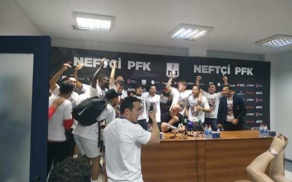 "Neftçi"nin futbolçuları Samir Abasovun mətbuat konfransını dayandırdı